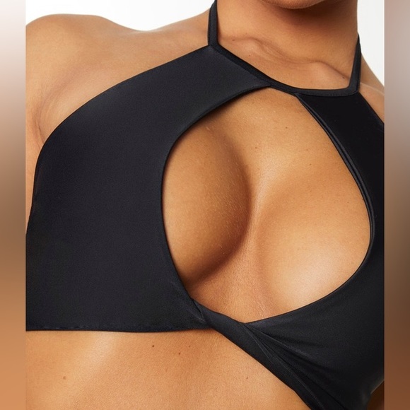 PrettyLittleThing Black Twist Front Keyhole Bikini Top - Picture 3 of 7